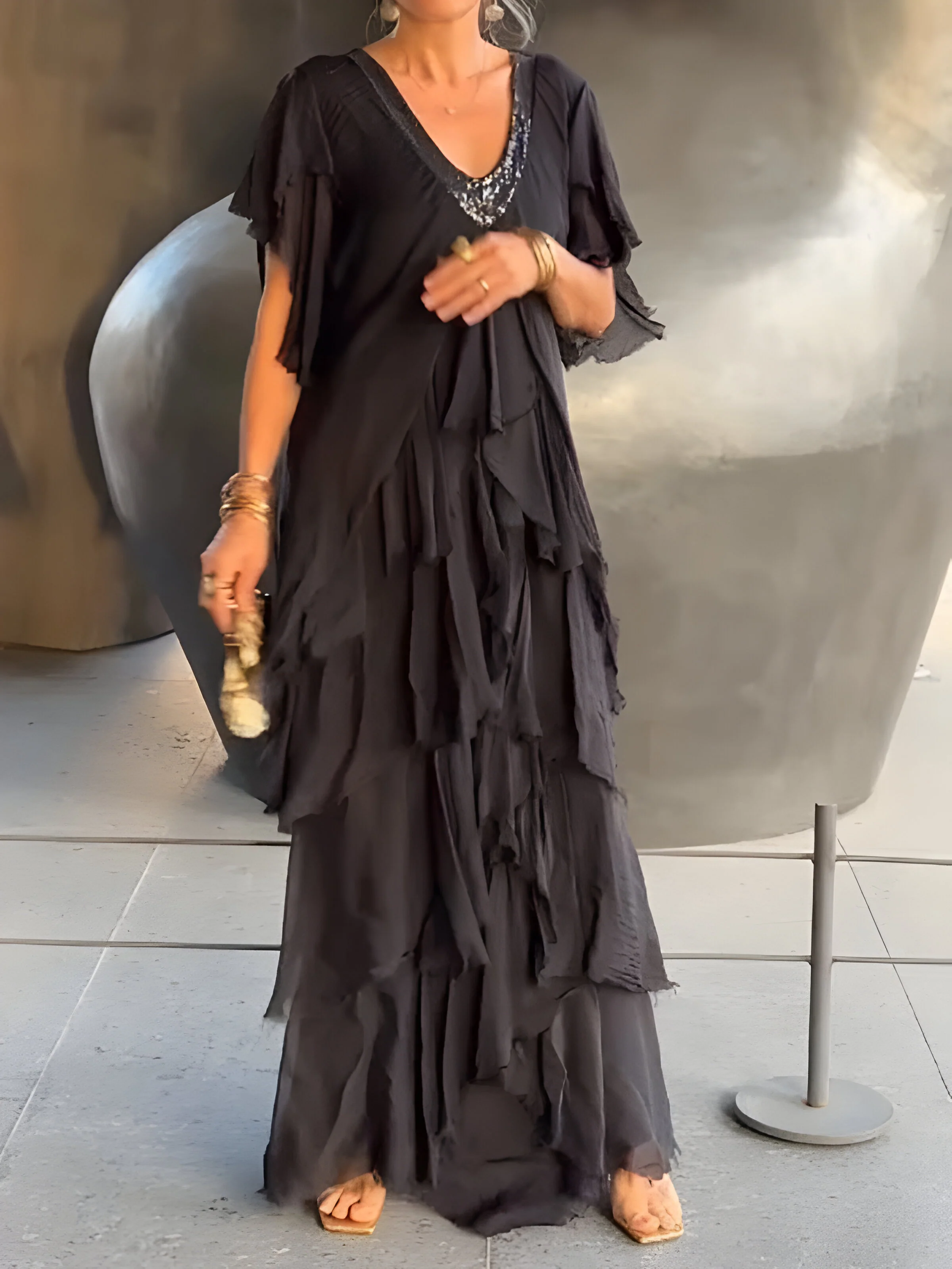 Rizza - Elegantes Maxikleid mit Plissee und V-Ausschnitt