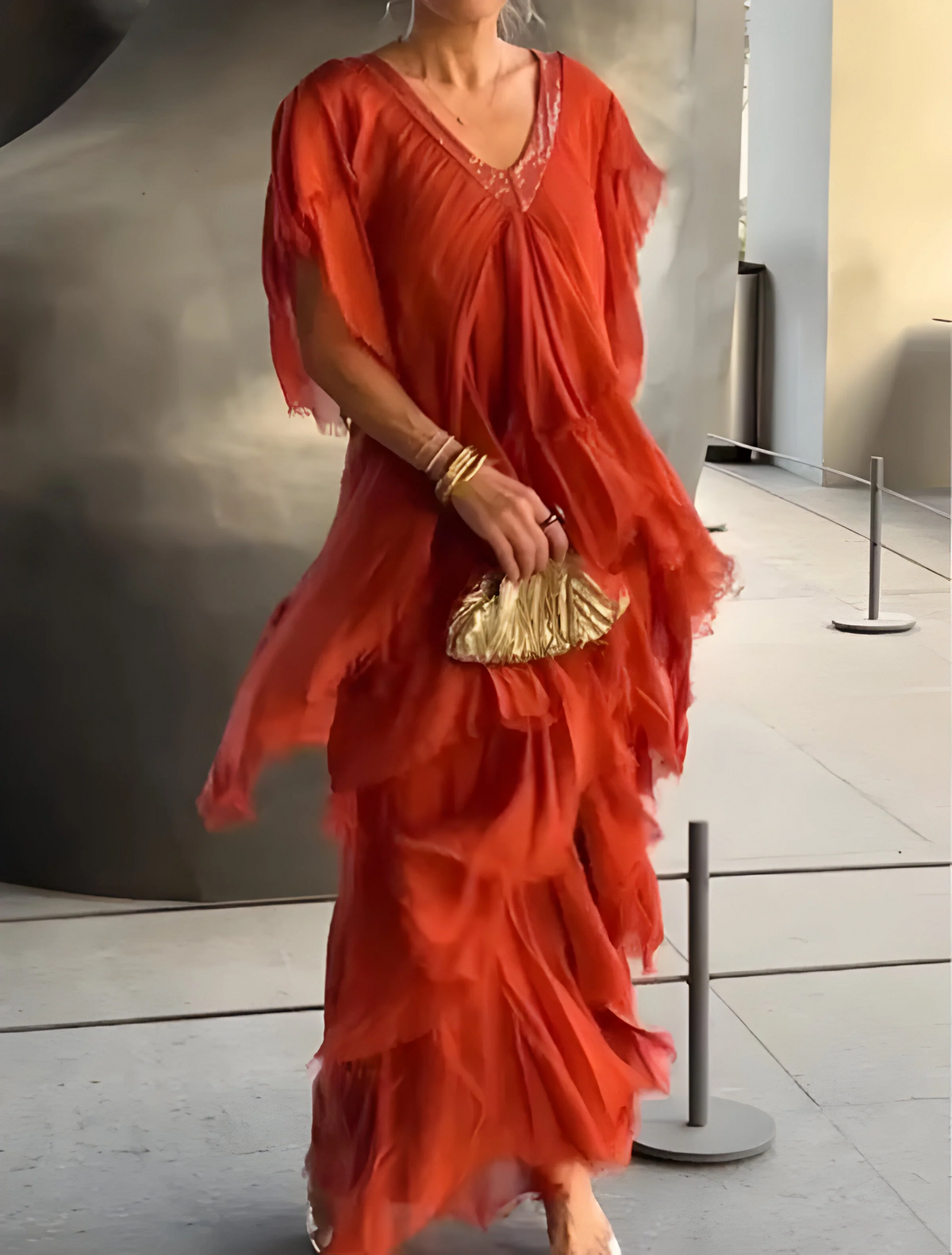 Rizza - Elegantes Maxikleid mit Plissee und V-Ausschnitt