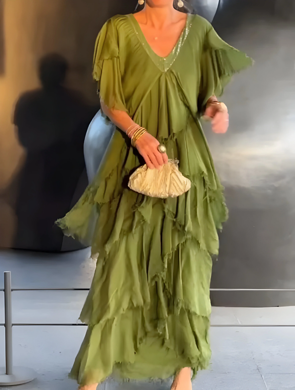 Rizza - Elegantes Maxikleid mit Plissee und V-Ausschnitt