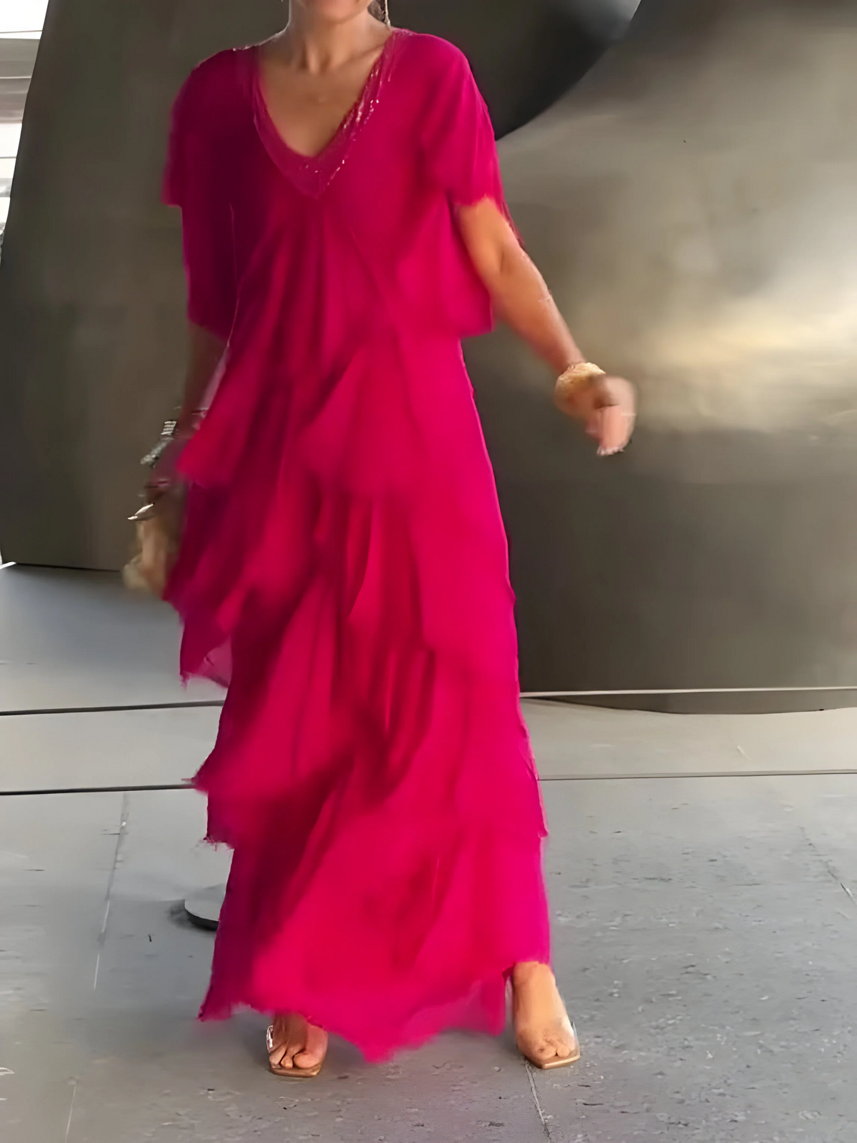 Rizza - Elegantes Maxikleid mit Plissee und V-Ausschnitt