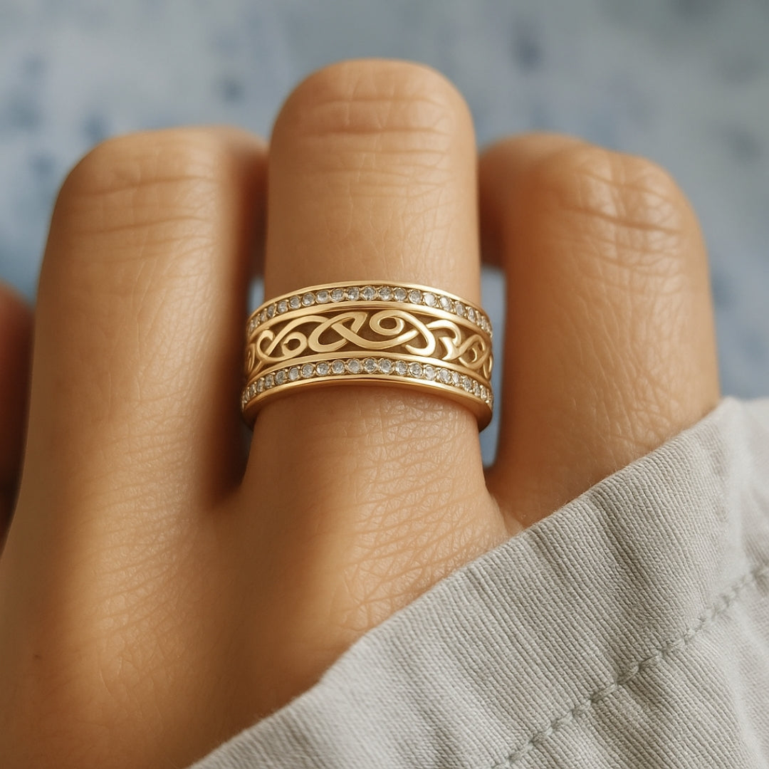 Jevy – Breiter goldener Ring mit Löchern