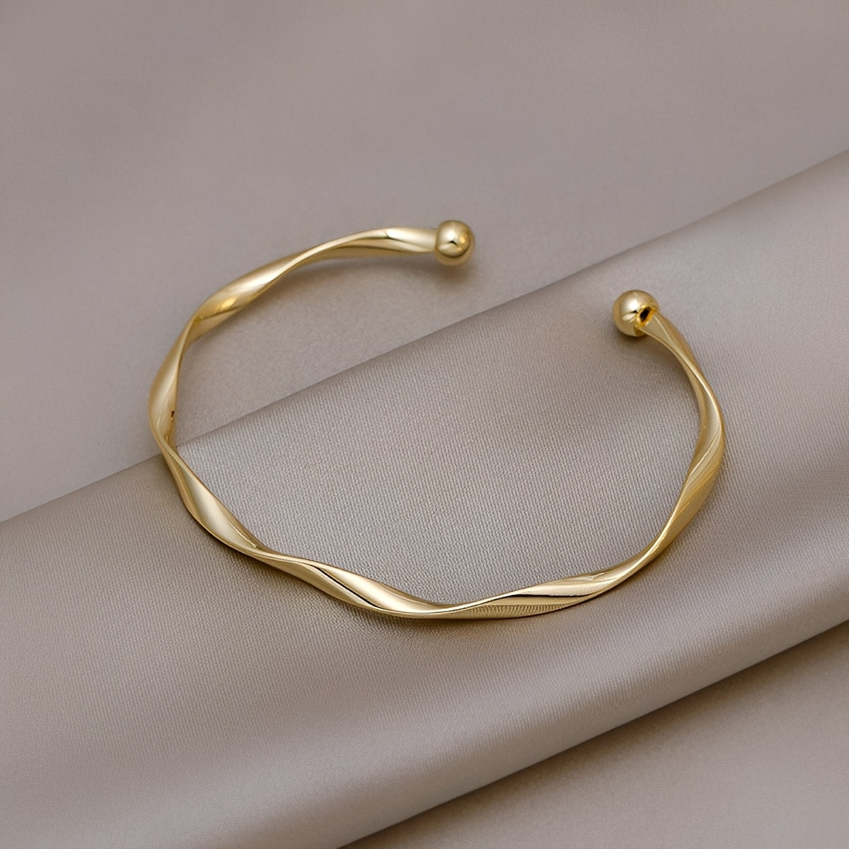 Lara – Eleganz Goldarmband