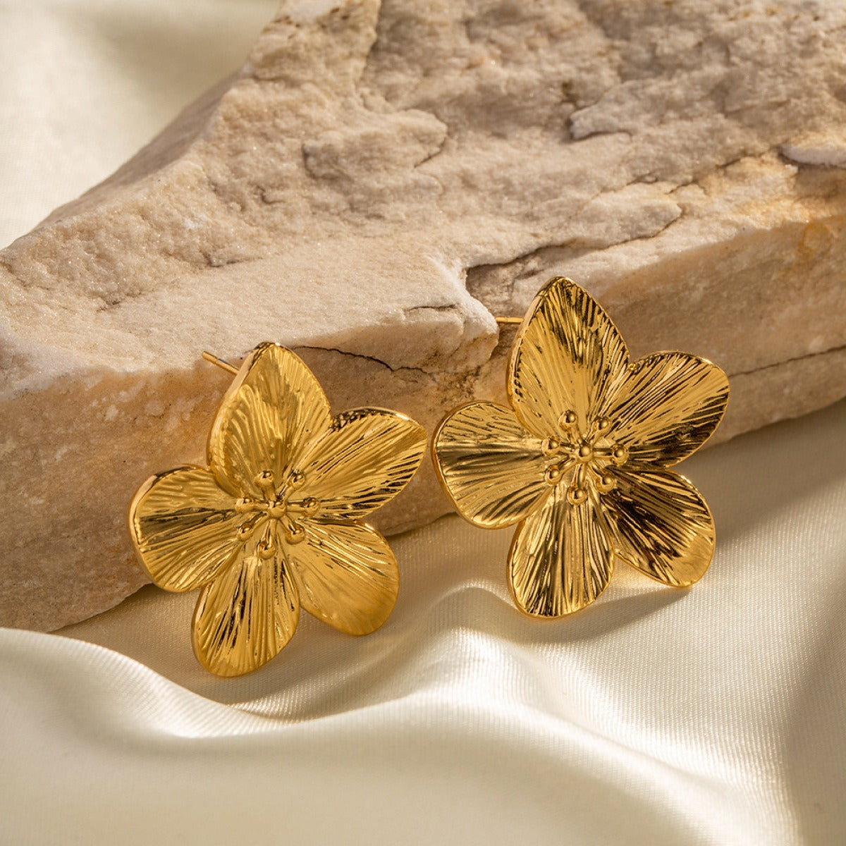 Rianne – Blumenohrringe aus Gold