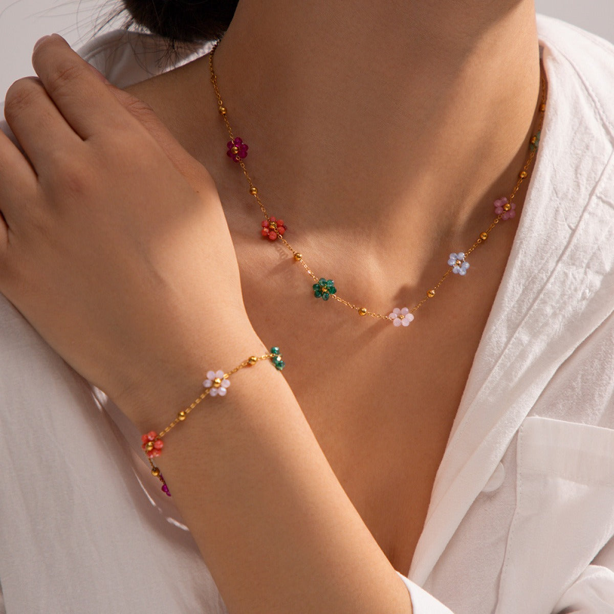 Karylle – Goldene Halskette mit kleinen bunten Blumen