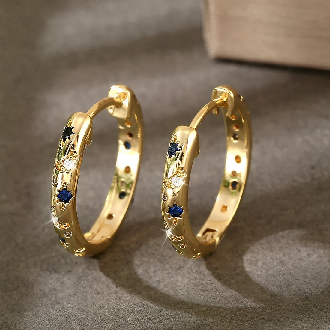 Maelis – Vintage goldene Ohrringe mit blauer Zirkonia