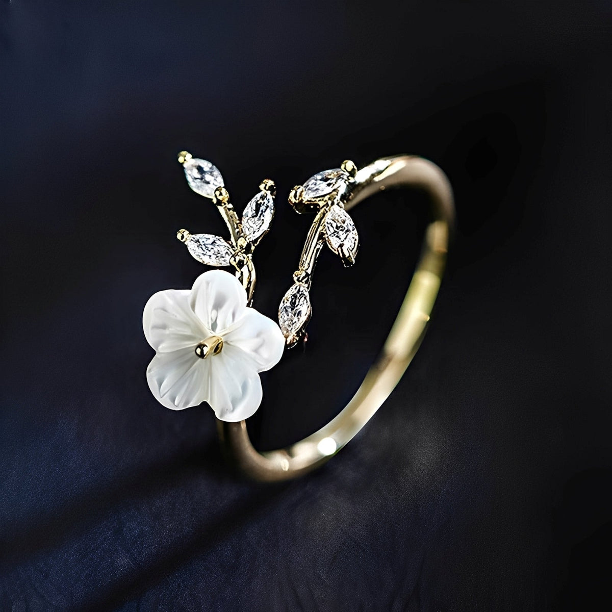Mayla – Blumenring mit weißen Blumen und Zirkonias