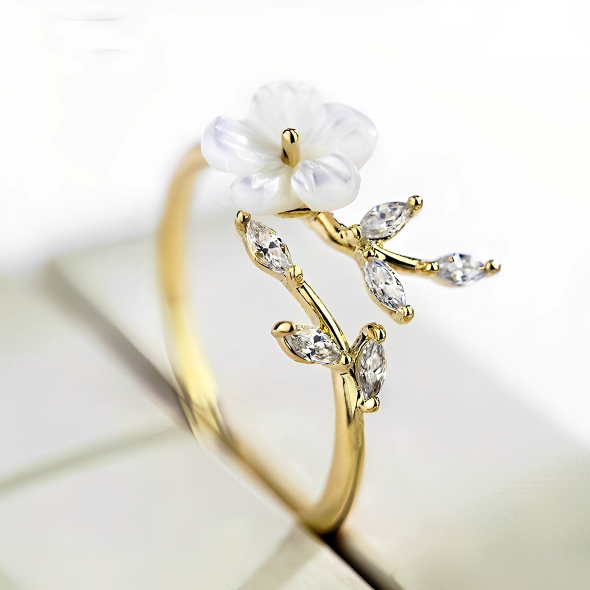 Mayla – Blumenring mit weißen Blumen und Zirkonias